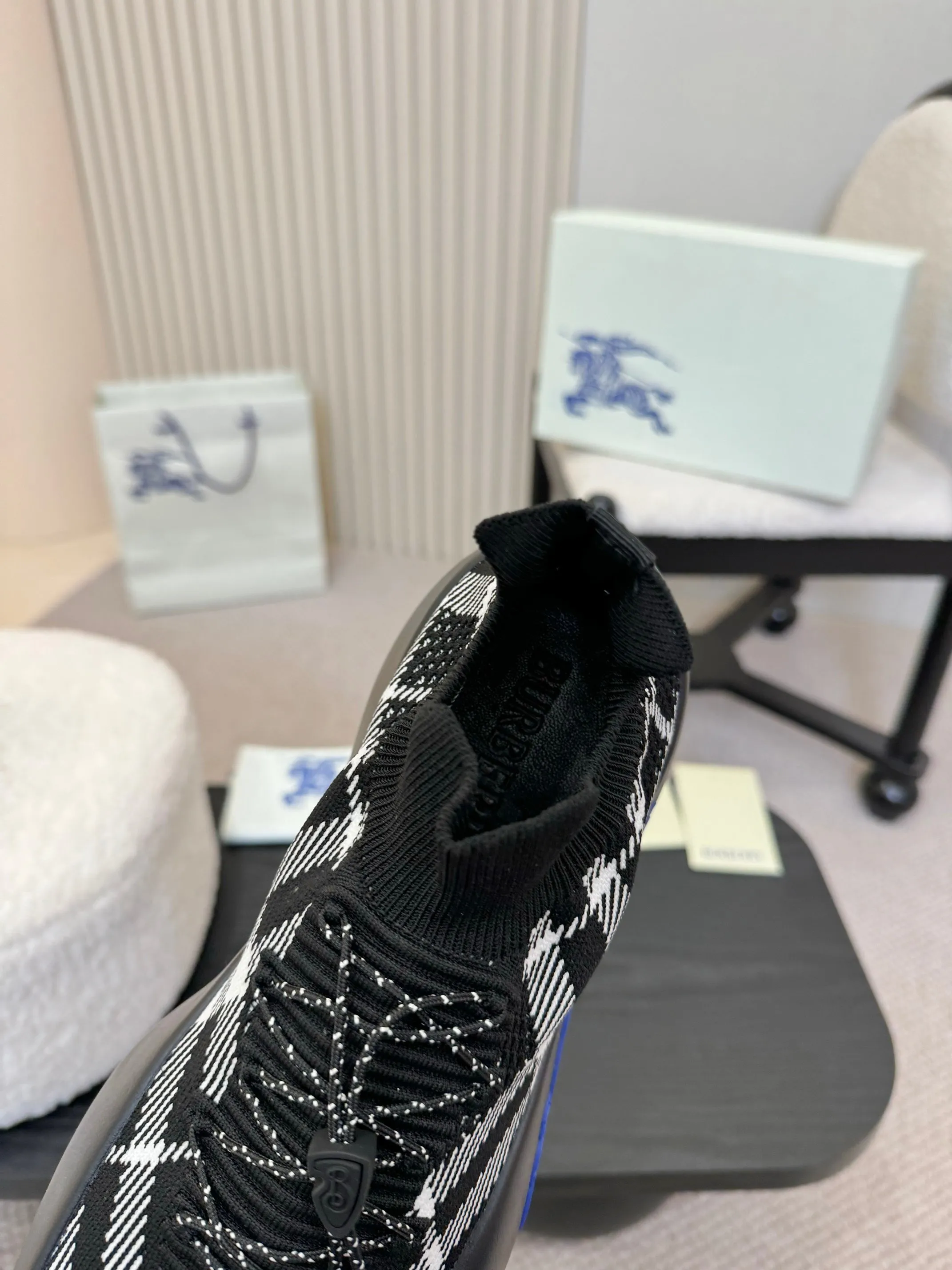Men's men's shoes💰680 Burberry's 2025 hot model is released, ultra-light socks and shoes, versatile, decorated with worsted Burberry plaid pattern. Featuring a mesh lining and checkered laces, the rubber sole features the archive Burberry monogram. From Burberry's iconic collection, these wardrobe staples are interpreted with the brand's signature style.   ✅Fabric: classic cotton fly ✅Lining: silk cowhide lining ✅Outsole: ultra-light rubber foam sole ✅Color: black, original packaging ✅Code number: men's 39-46 (39,46 customized)